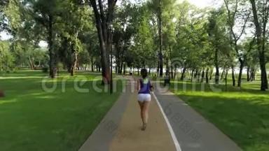 在公园里跑步的女人