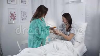 对住院病房患者进行家庭访视.. 一个年轻女孩躺在医院病房的床上。