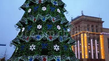 傍晚城市<strong>中心广场</strong>上的圣诞树