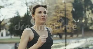 城市公园空中脚蓝牙耳机耳机里有魅力的黑发女子跑步者肖像