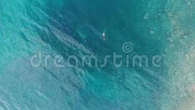 空中：一名潜水员在清澈的地中海、深<strong>蓝色</strong>的透明水域游泳，暑假c