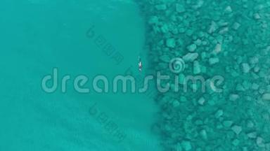 空中：一名潜水员在清澈的地中海、深<strong>蓝色</strong>的透明水域游泳，暑假c