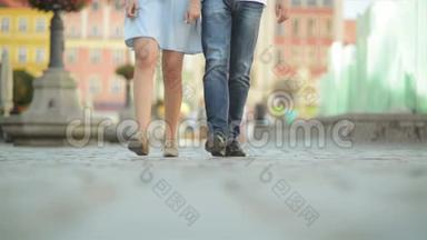 一对相爱的情侣中午在人行道上散步。<strong>天气晴朗</strong>炎热。一对正在玩的夫妇。