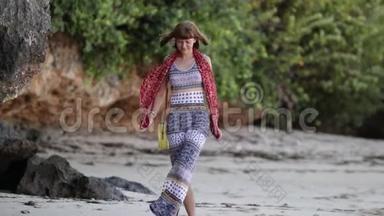 女士与时尚时尚的黄色藤袋海滩。 巴厘热带岛屿。 高清手提拉藤环保手提袋