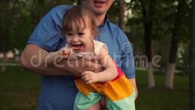 <strong>宝贝</strong>嘲笑爱父亲的手。 <strong>宝贝</strong>和爸爸笑着，一起在公园散步。