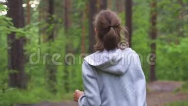 小女孩在森林里奔跑。 体育理念。
