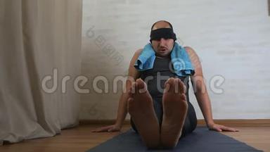 有趣的胖子在<strong>瑜伽垫</strong>上。 <strong>培训</strong>和健康的生活方式