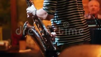 身穿条纹T恤的音乐家在爵士酒吧演奏萨克斯管