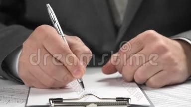 商人工作和计算财务。 他读写报告。 企业财务会计理念.. 双手特写。