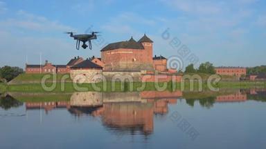 四架飞机拍摄了HA¤<strong>梅林</strong>纳的堡垒。 芬兰