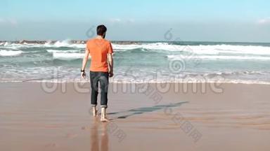 少年走夏海滩，抛石.. 自由和<strong>撤退</strong>的概念.. 思考生活。 巨大的泡沫波。 4K