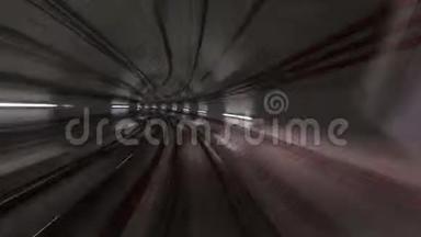 在地铁隧道里移动，里面有<strong>光线通道</strong>