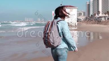 女游客在夏日海滨散步。自由。风<strong>吹拂</strong>着头发。海边的欧洲女孩。慢动作。