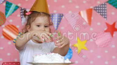 蛋糕里孩子的脏手。生日和派对。有趣的女孩用甜点舔手指