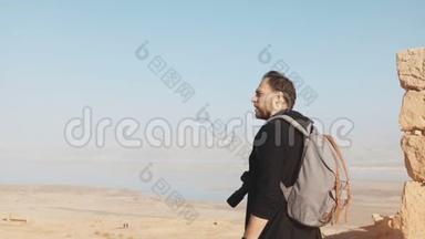高加索人欣赏惊人的死海全景。 激动人心的<strong>摄影</strong>师站在山顶上，<strong>手持</strong>摄像机以色列Masada4K