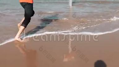 在海边<strong>奔跑</strong>的欧洲胡子男人。<strong>自由</strong>概念。男游客赤脚在迷人的夏日海滨跑步。4公里。