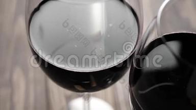 豪华红酒。 两杯红酒，由桌子上的红葡萄在黑色背景下制成