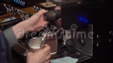 咖啡师职业女咖啡师准备咖啡的过程