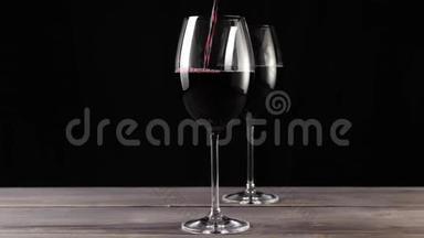 豪华<strong>红酒</strong>。 两杯<strong>红酒</strong>，由美味的红葡萄在黑色背景下制成。 手中的水