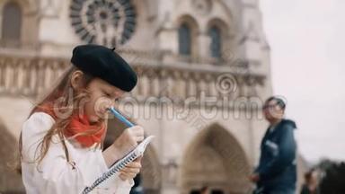 小可爱的贝雷帽和红领巾坐在<strong>巴黎圣母院</strong>附近，在<strong>法国巴黎</strong>画素描。