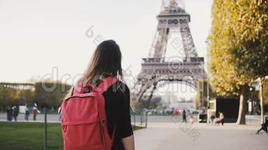 法国巴黎的埃菲尔铁塔和火星冠军附近独自行走的年轻快乐女人。