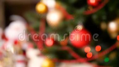 在客厅里，4k片装饰精美的圣诞树上挂满了彩灯和彩灯