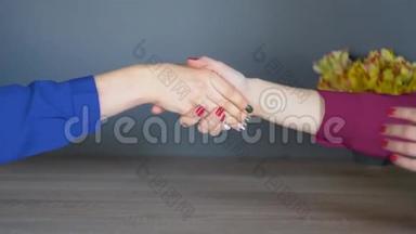 两个女商人在办公室里握手。 商务握手和商务人员的概念