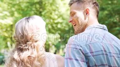 快乐浪漫的情侣在公园里享受约会，欢笑和拥抱，慢<strong>悠悠</strong>