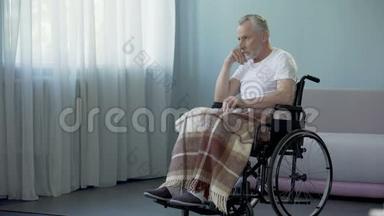 坐在轮椅上看着窗外，等待儿子的老人