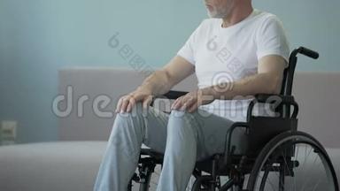 坐在<strong>轮椅上</strong>的严肃<strong>老人</strong>，在重要的脊柱手术前感到紧张