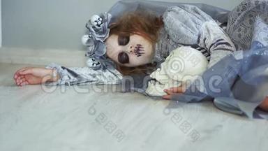 一个死去的吸血鬼新娘躺在地板上用一只眼睛拥抱一个头骨。 突然，她苏醒过来，睁开眼睛。 儿童