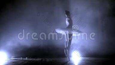年轻的舞女跳得高高的天空，小芭蕾舞女摆姿势，抽烟