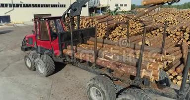 <strong>装有</strong>机械手的卡车装载原木，<strong>装有</strong>机械手的运输原木的卡车。 现代木工设备