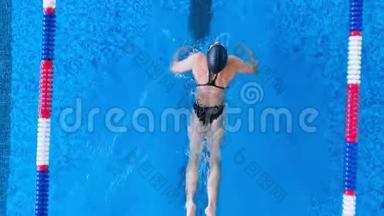 一位女游泳运动员展示了她的<strong>蛙泳</strong>风格。