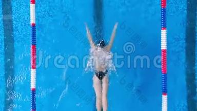 一个女人练习她的蛙泳和溅<strong>水周</strong>围。