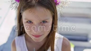 戴着花冠的可爱小女孩仰视镜头4K`肖像