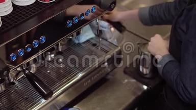 咖啡师在咖啡机里准备咖啡并加<strong>热牛奶</strong>