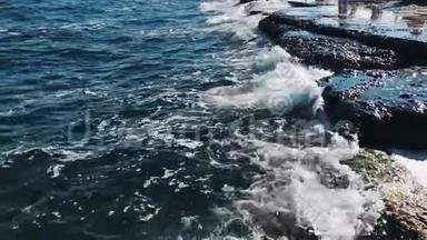 壮观的潮涌，一股波浪在岩石上翻滚。