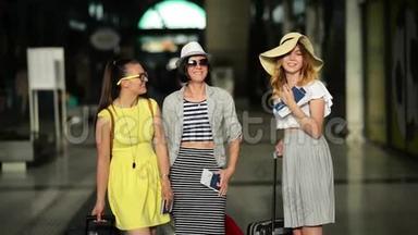 三个有魅力的女孩在暑假一起旅行。 有飞<strong>机票</strong>的漂亮女士