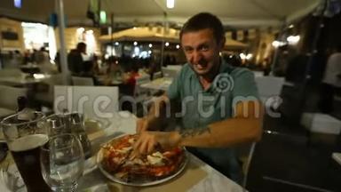 快乐饥饿的游客<strong>终于</strong>吃到了他的披萨，开始欣赏它的味道
