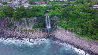 韩国济州岛Jeongbang瀑布的电影。 空中景观