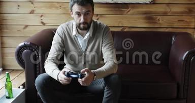 有胡子的中年男子正拿着遥控器玩电子游戏。