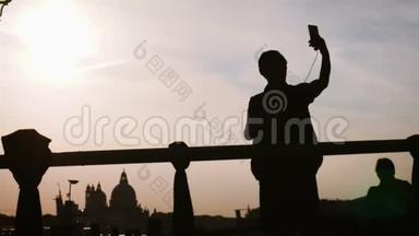 威尼斯人天桥日落时自拍的剪影