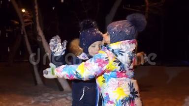 冬天降雪时，孩子们拥抱.
