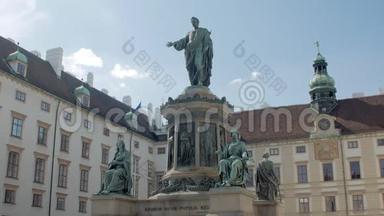古代统治者的雕像，奥地利维也纳令人惊叹的雄伟纪念碑，倾斜着