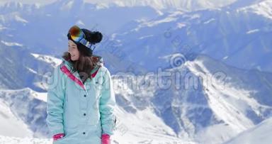 快乐的女孩滑雪板滑雪板滑雪坡背景微笑