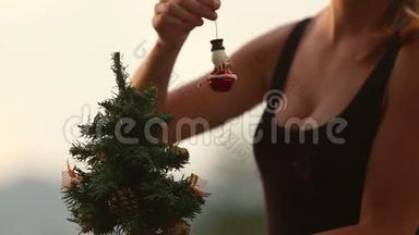 女孩把雪人挂在圣诞树上