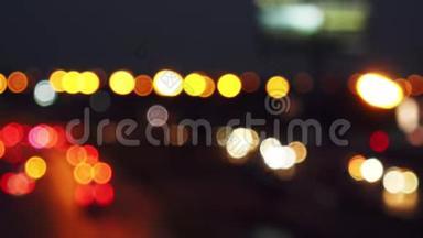 从城市街道上行驶的汽车的灯光上移动bokeh圆圈。 城市模糊背景。 夜间交通。