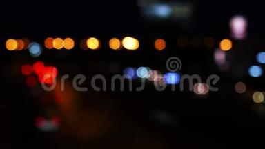 从城市<strong>街道</strong>上行驶的汽车的灯光上移动bokeh圆圈。 城市模糊背景。 <strong>夜间</strong>交通。