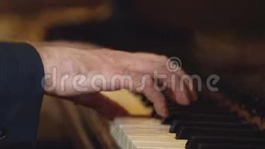 弹古典钢琴。 专业钢琴家手在琴键上.. 双手合拢